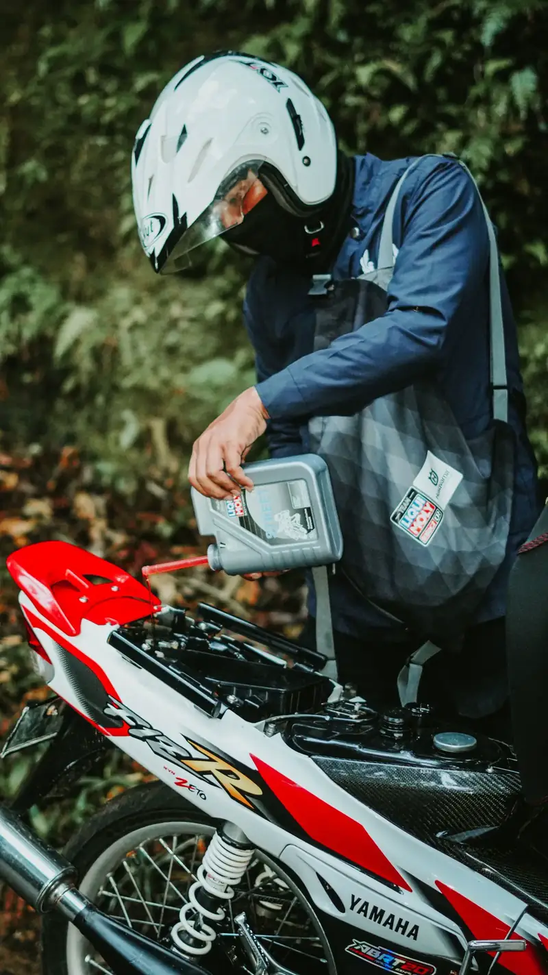Mengisi oli motor di area servis