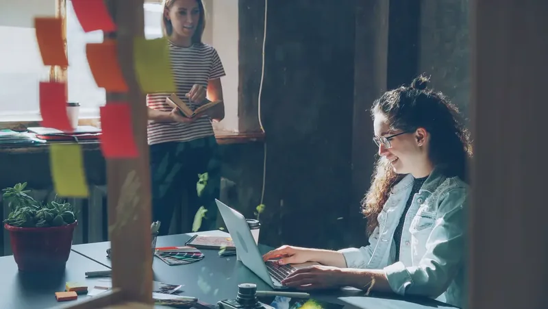 Foto stok dua orang di meja kantor, bukan karyawan Corpora