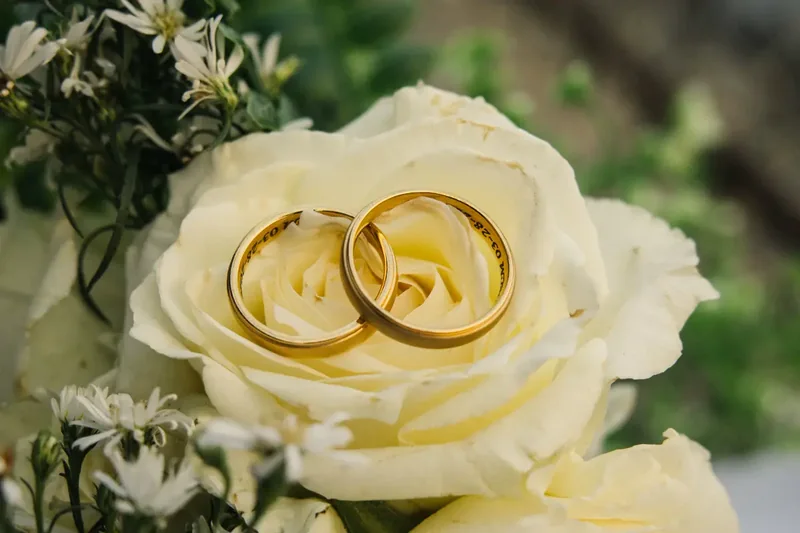 Cincin emas pada rangkaian bunga untuk pernikahan di Solo