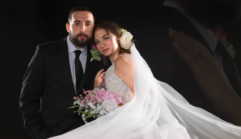 Pasangan pengantin dengan buket pada pernikahan di Solo