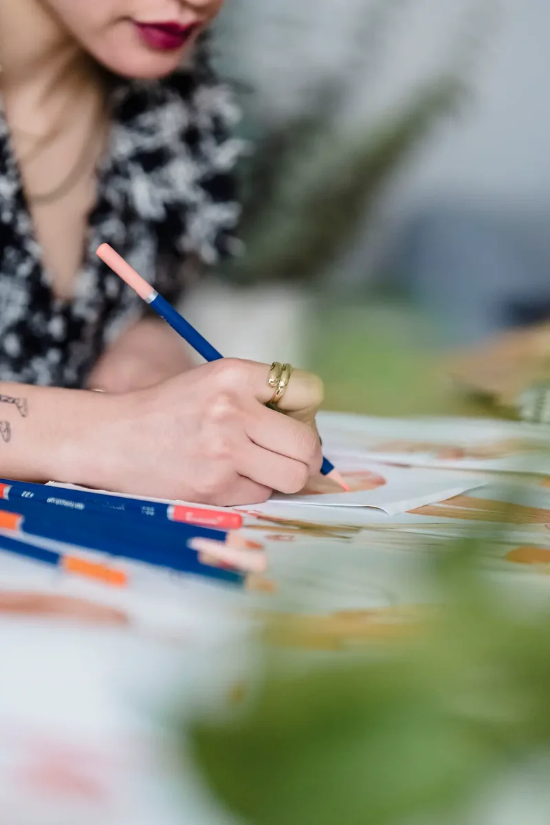 Ilustrasi wajah yang sedang diwarnai dengan pensil