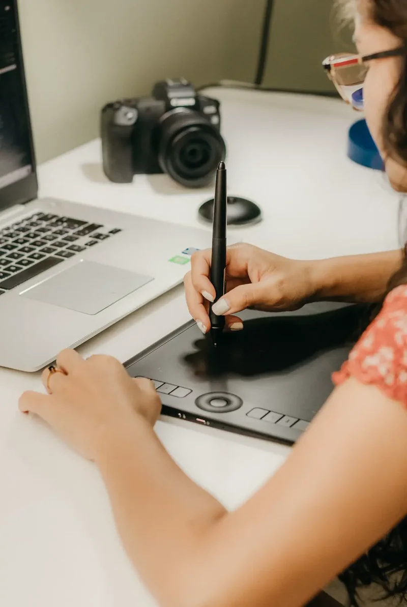 Ilustrasi digital di tablet grafis