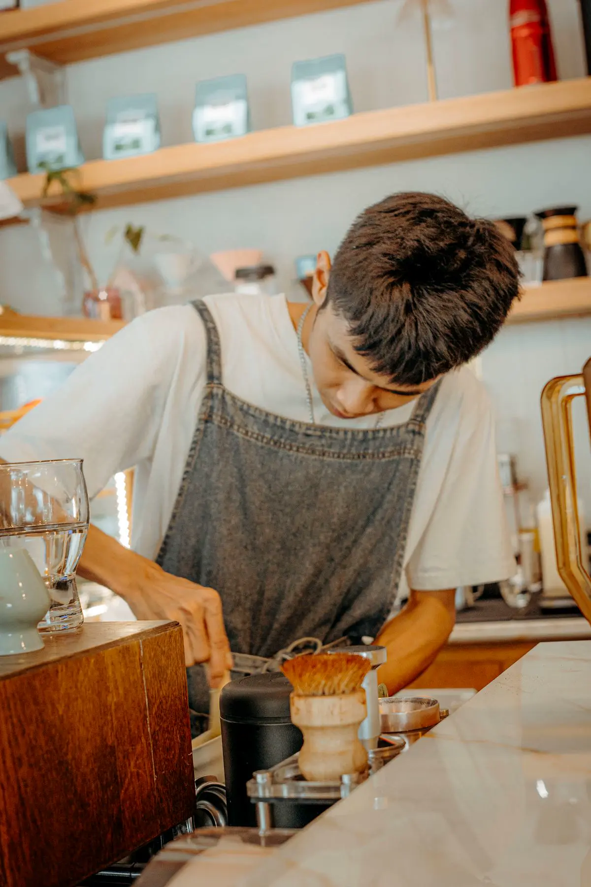 Barista meracik latte art di kafe