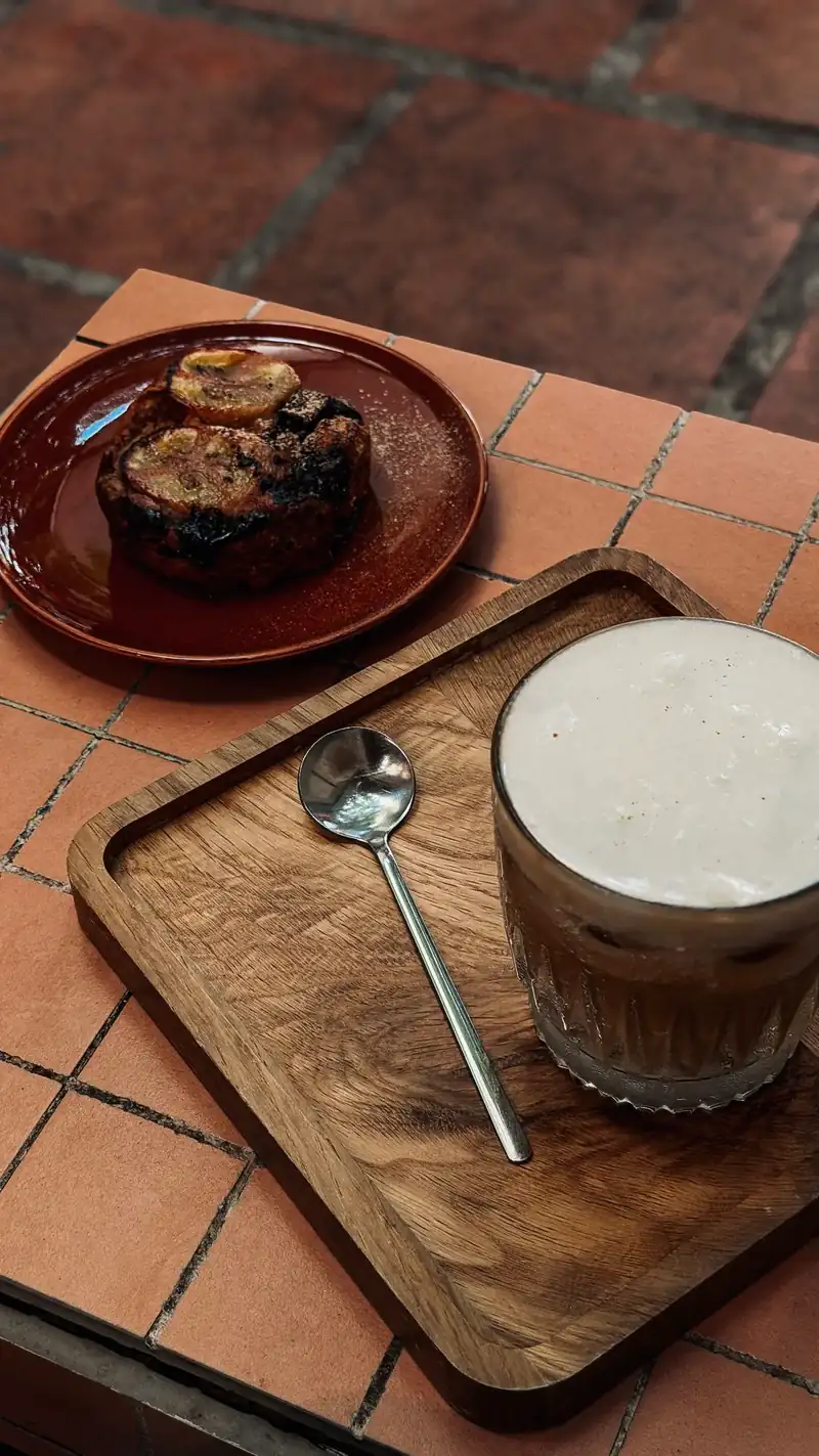 Roti pisang dan kopi di nampan kayu