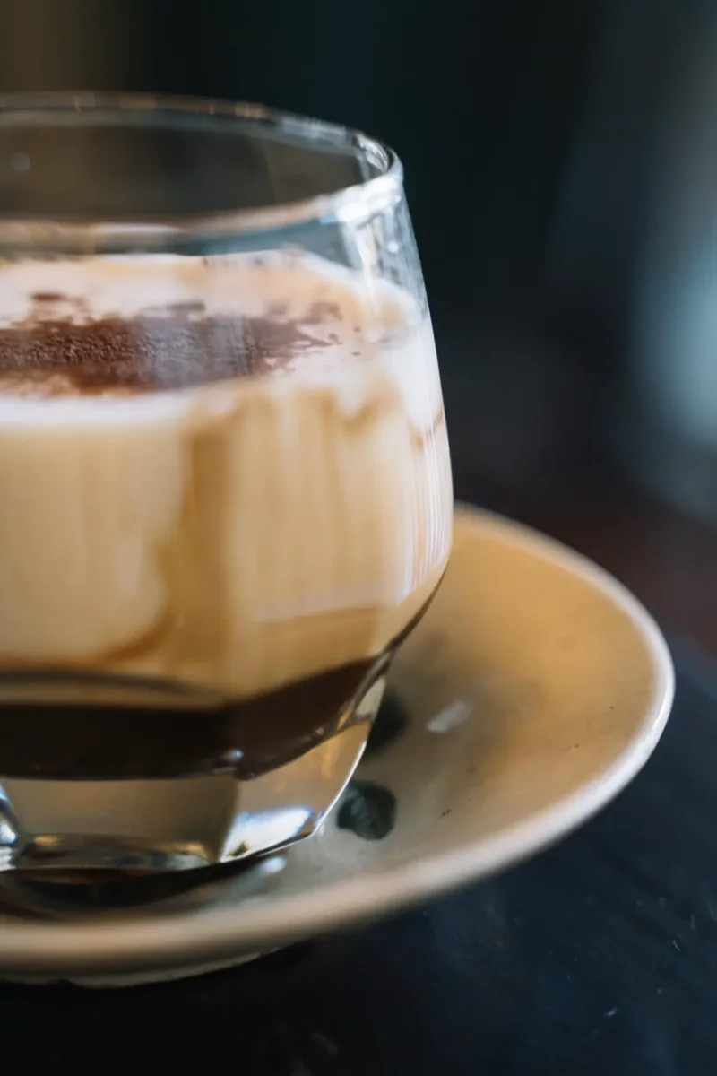 Cappuccino dengan busa di gelas kaca