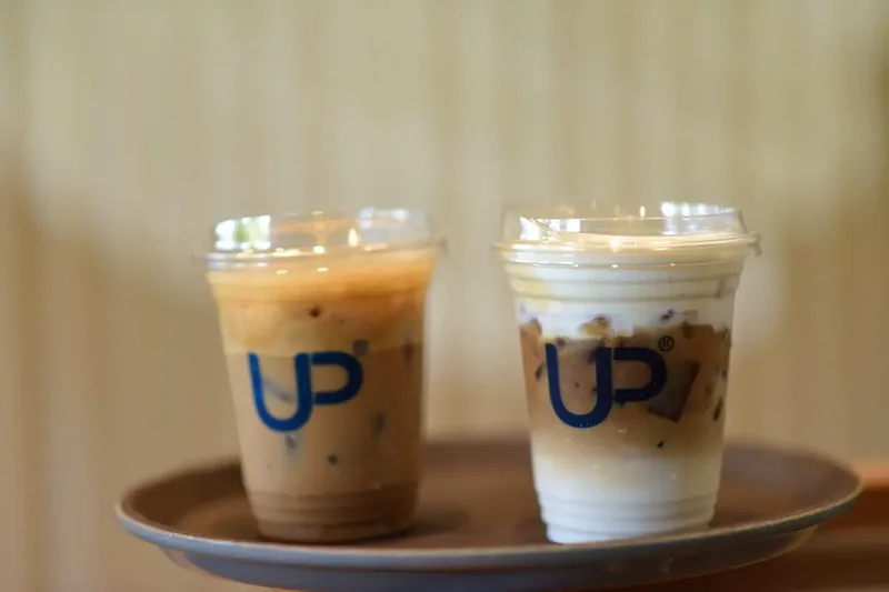 Dua gelas es kopi susu berlapis susu dan espresso