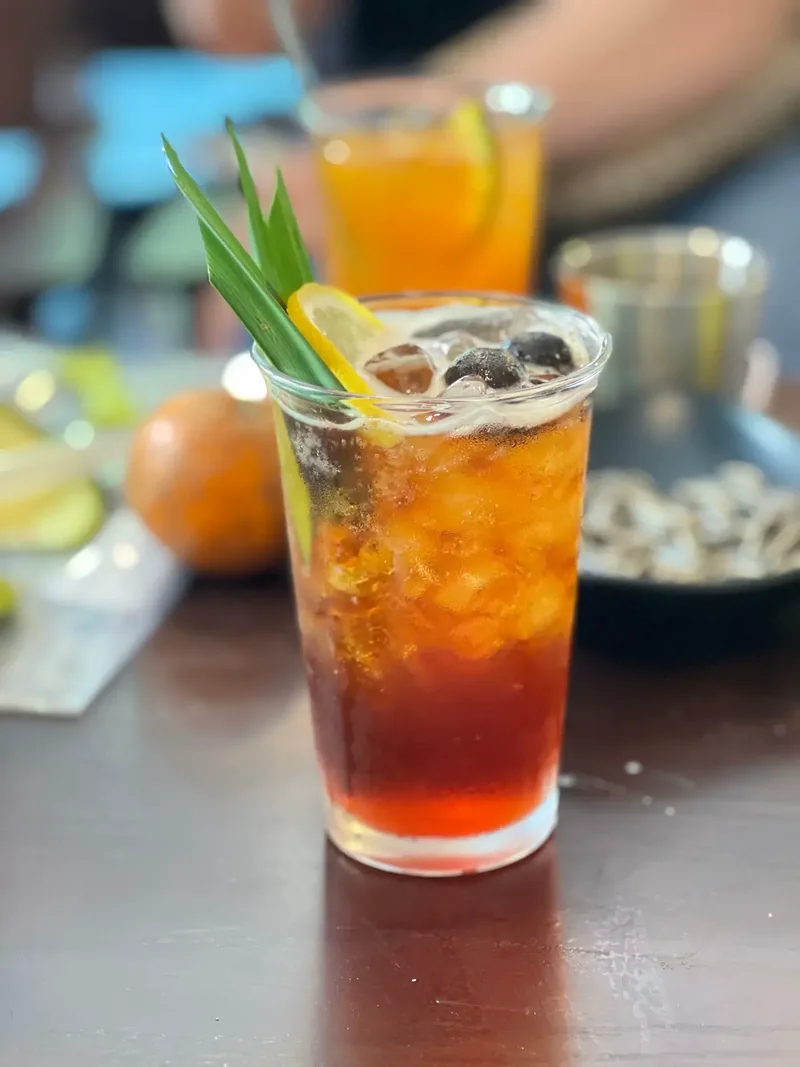 Es teh dengan jeruk nipis dan daun pandan
