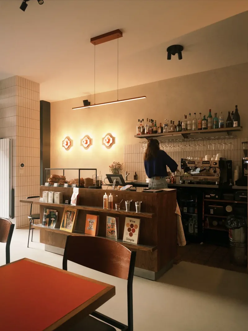 Barista bekerja di dalam kedai kopi