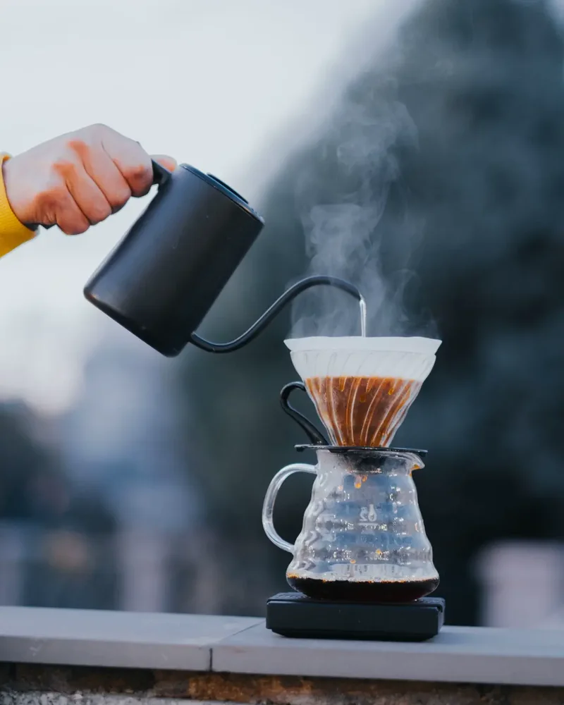 Menyeduh kopi dengan dripper V60