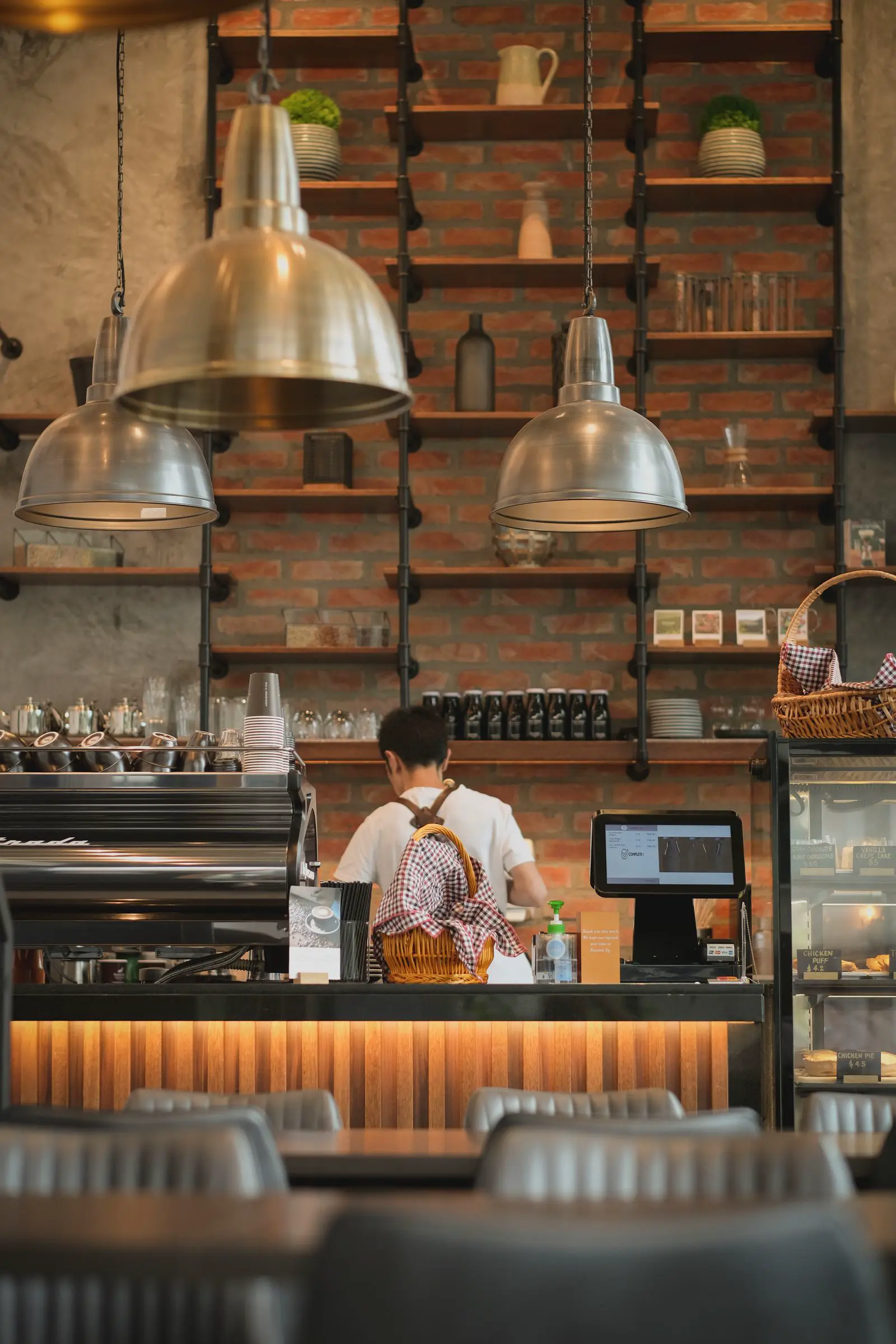 Barista menyeduh kopi di kedai yang hangat