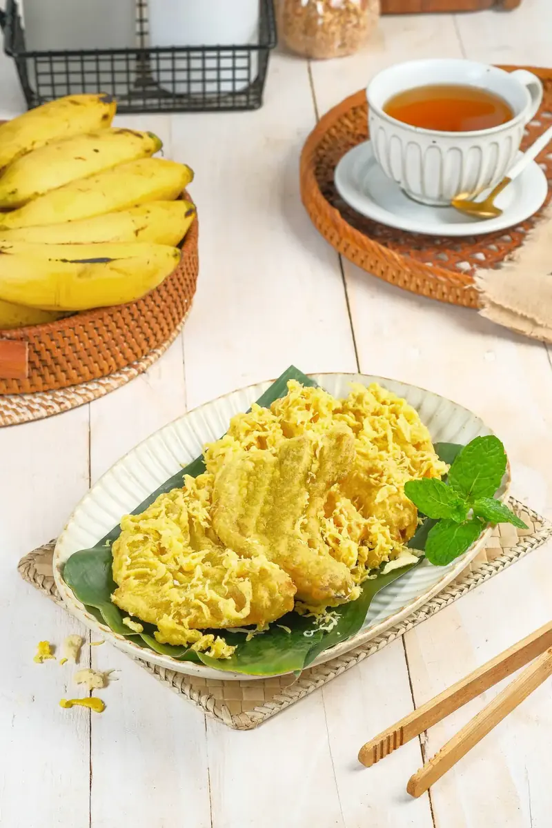 Pisang goreng keju disajikan dengan teh