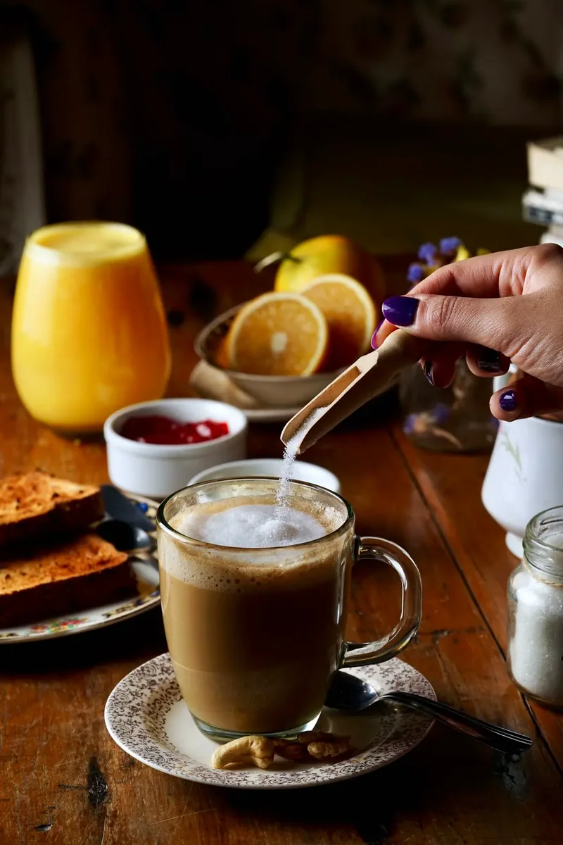 Roti bakar dan kopi di meja sarapan