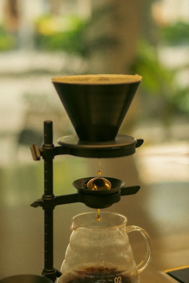 Seduhan kopi manual dengan V60 dan server kaca