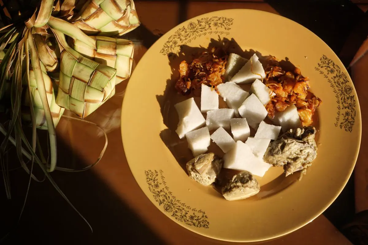 Ketupat dan rendang di atas meja makan