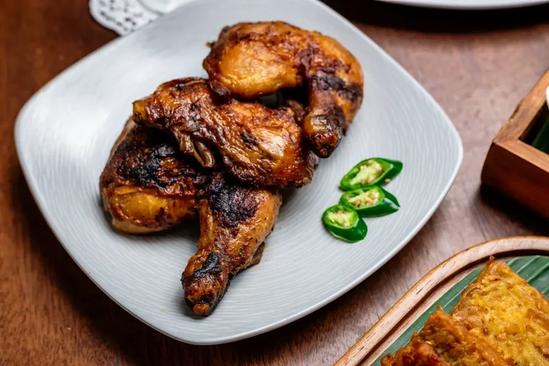 Ayam bakar pedas dengan cabai hijau