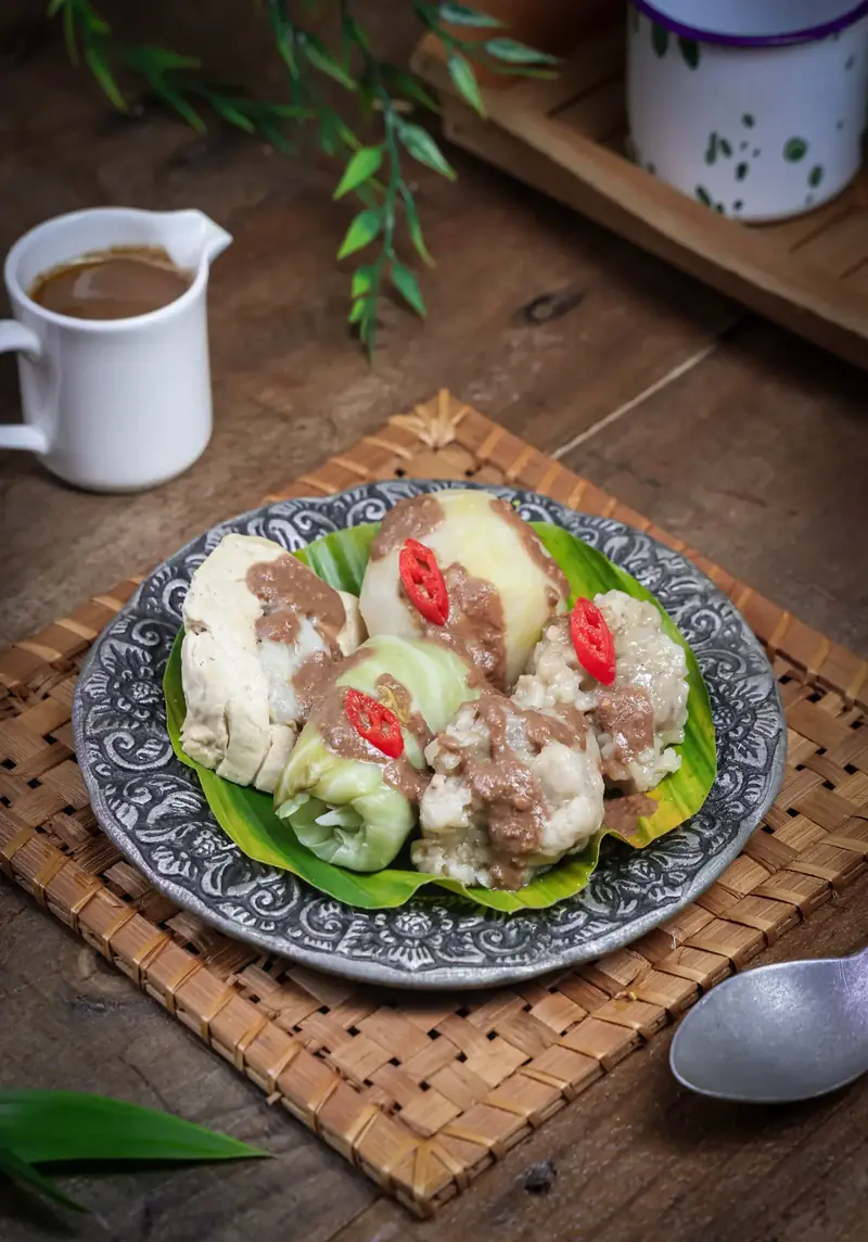 Gado-gado dengan bumbu kacang