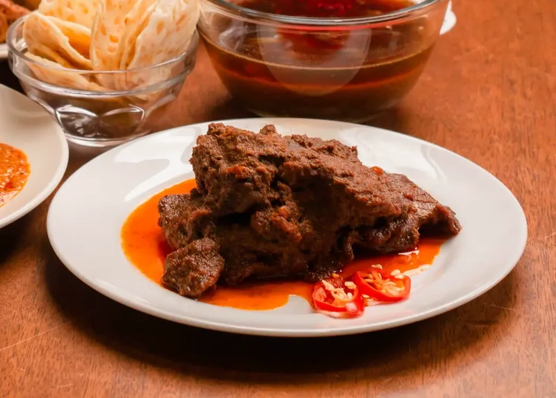 Sepiring rendang dengan lauk pendamping