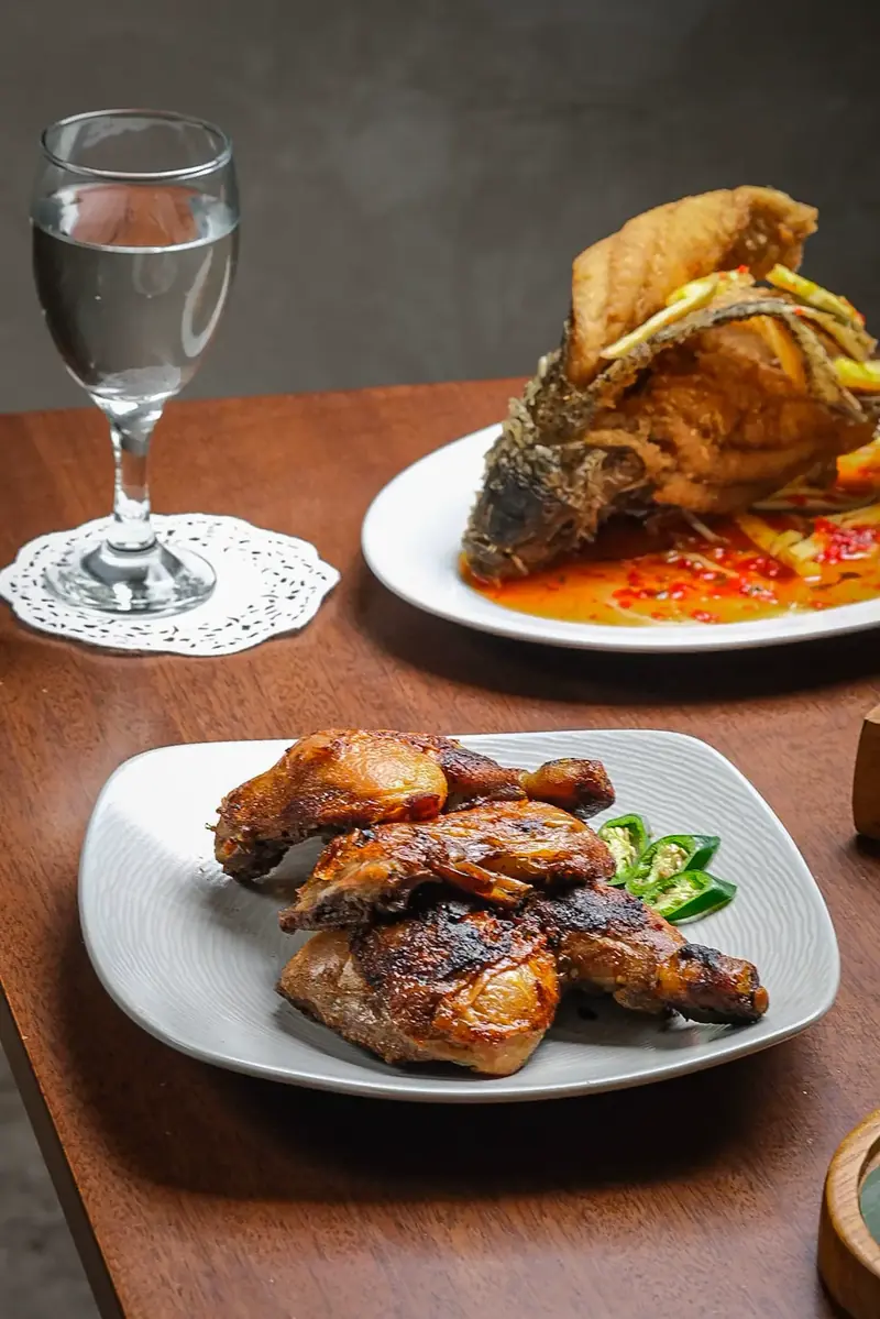 Ayam bakar dan ikan khas Indonesia