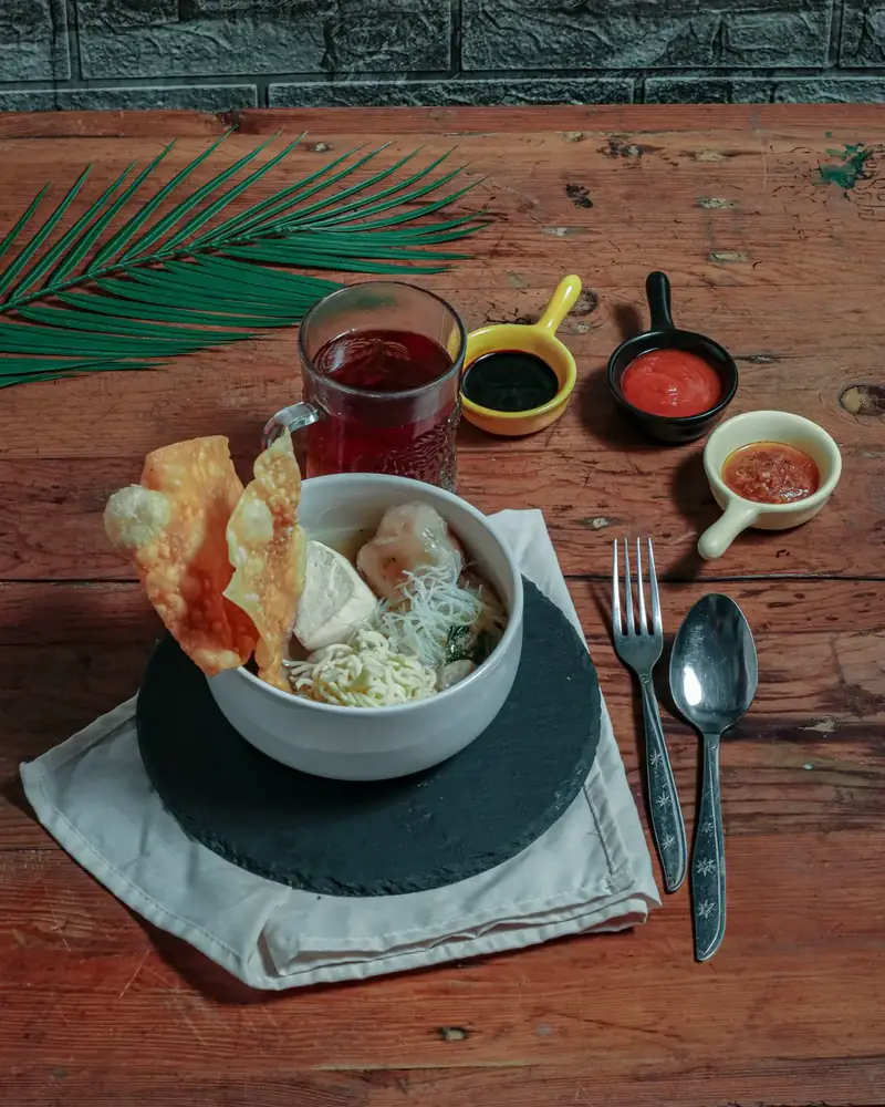 Semangkuk mie ayam di meja kayu