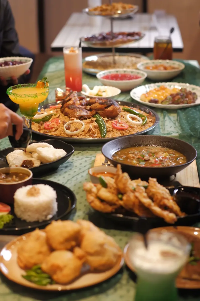 Hidangan sate dan nasi untuk jamuan