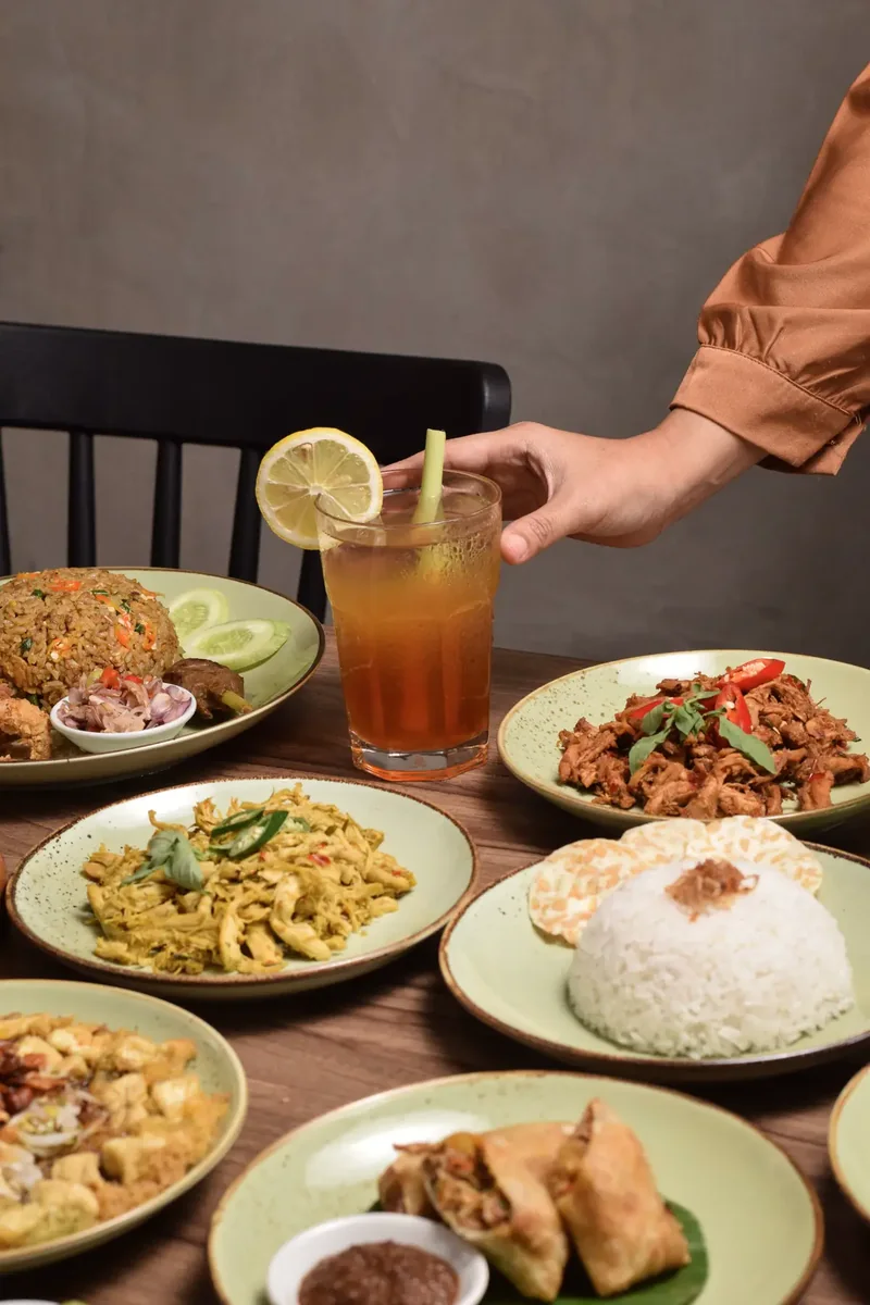 Meja hidangan Indonesia yang lengkap