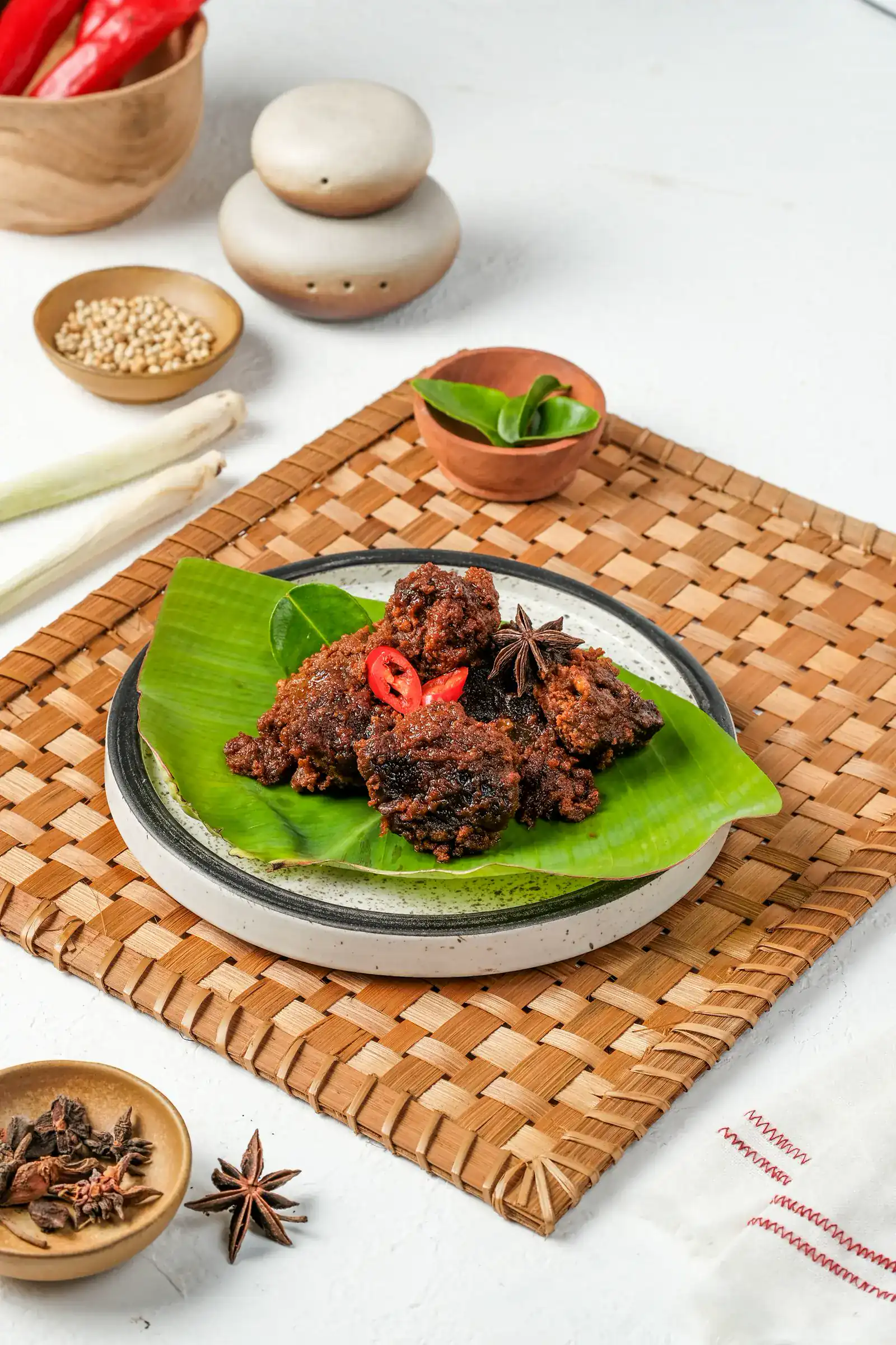Rendang sapi di atas daun pisang