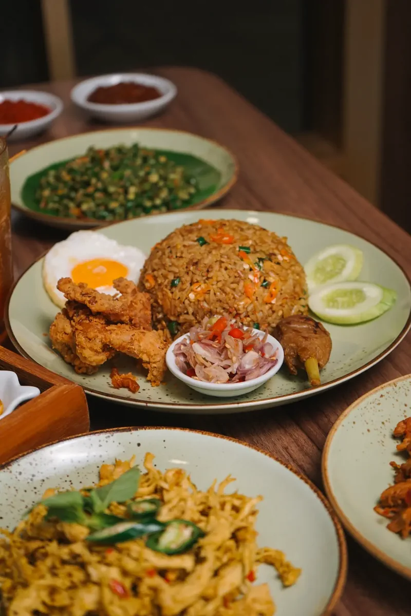 Nasi goreng dengan lauk pendamping