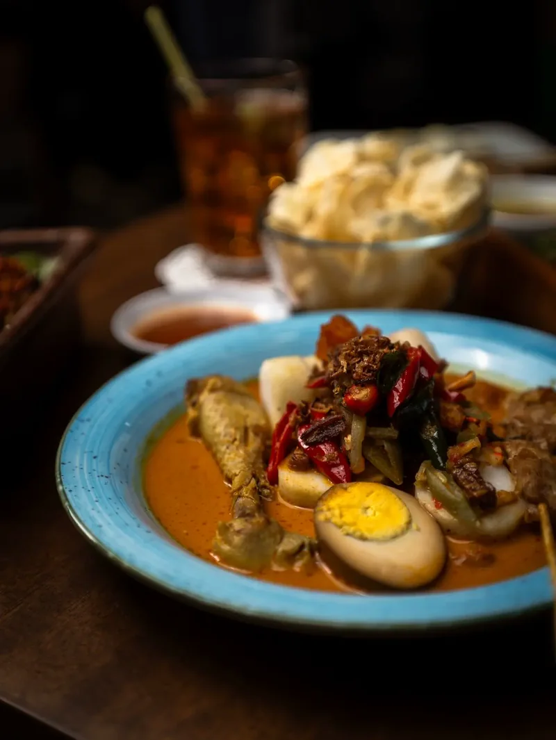 Semangkuk soto Betawi dengan telur dan ayam