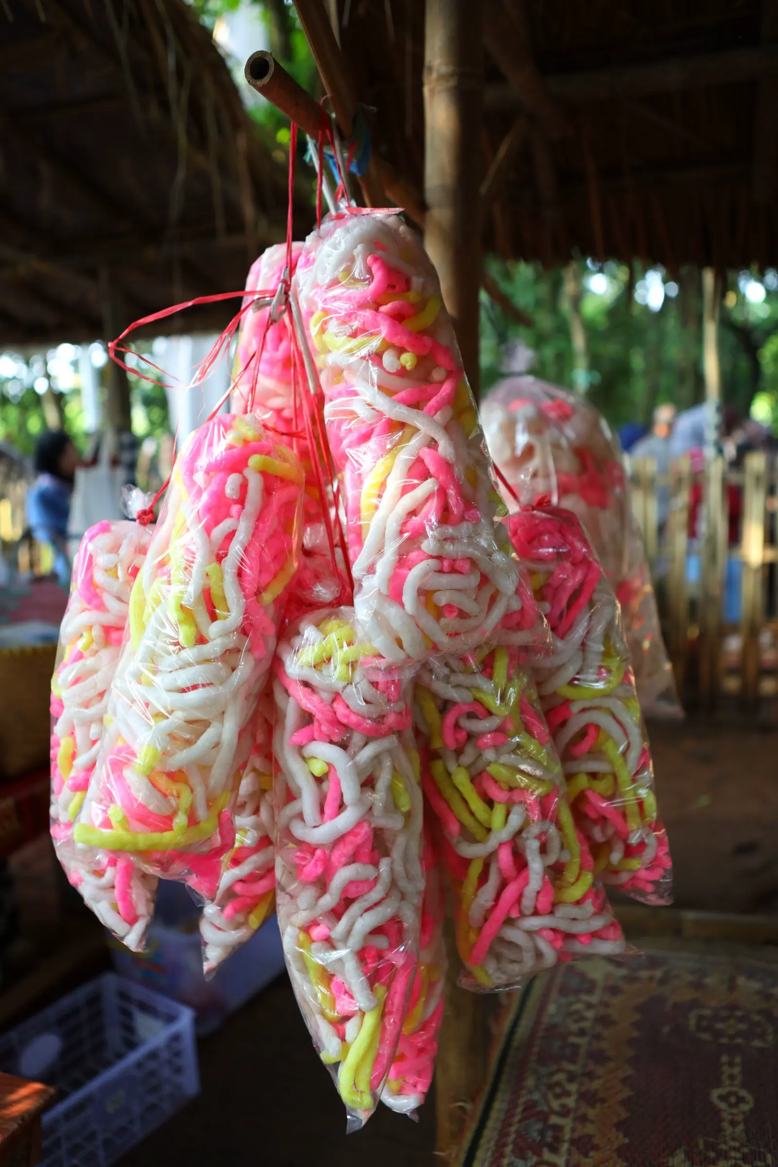 Etalase kerupuk dan camilan di toko