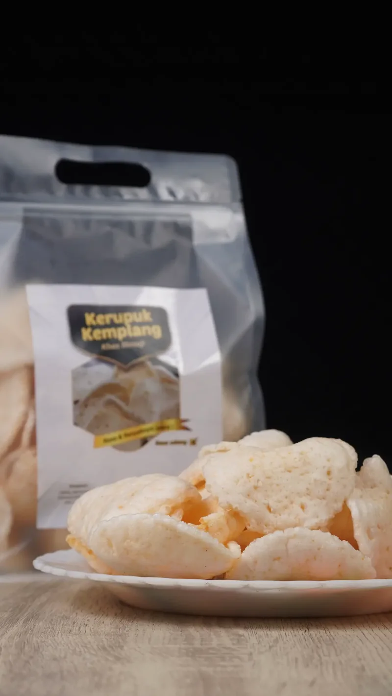 Kerupuk udang di piring kayu
