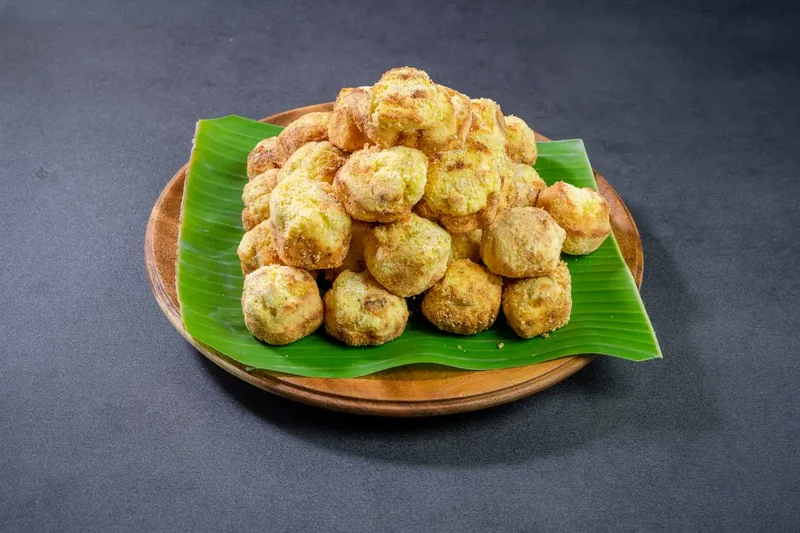 Camilan keju renyah di atas piring