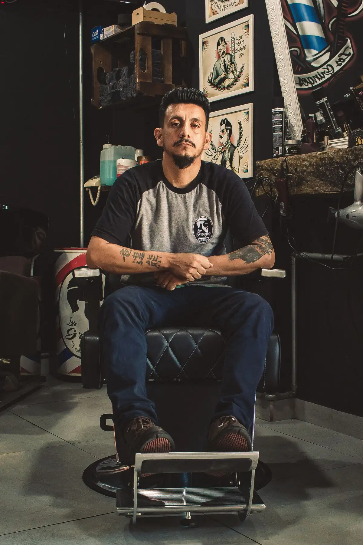 Pisau dan kuas cukur di meja barber