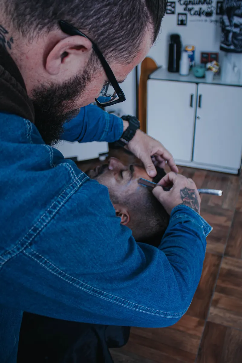 Cukur dengan pisau di kursi barber