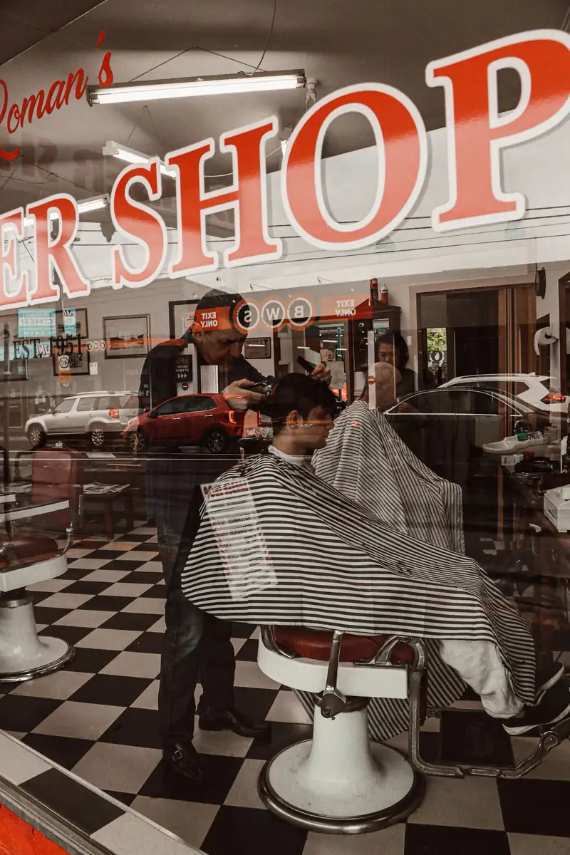 Alat cukur di meja barbershop