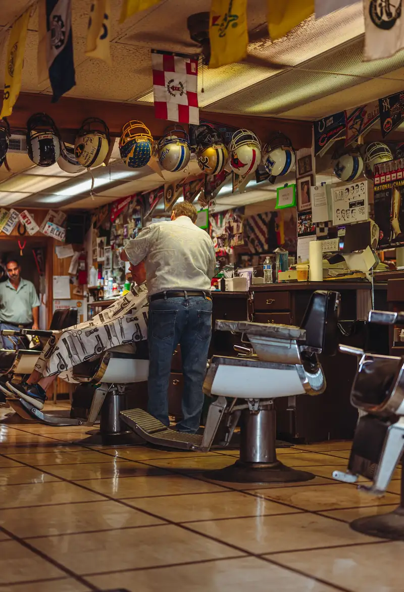 Cukur di barbershop dengan dekor lama