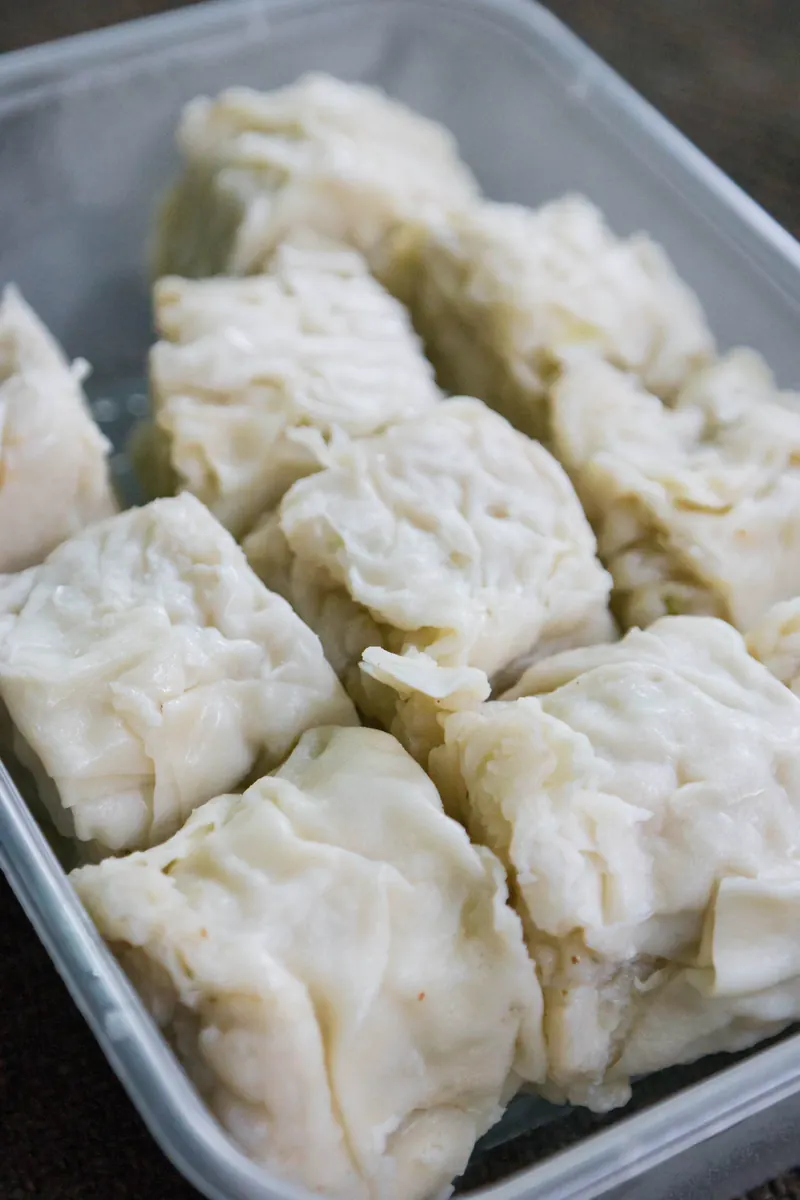 Siomay dengan saus kacang