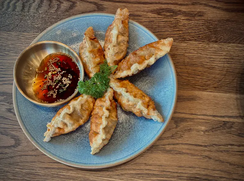 Pangsit goreng dengan saus