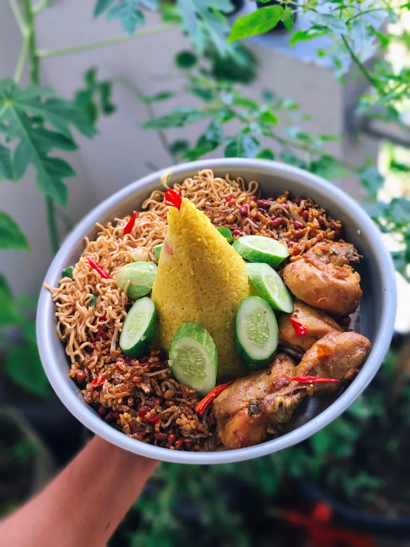 Tumpeng nasi dengan lauk di piring