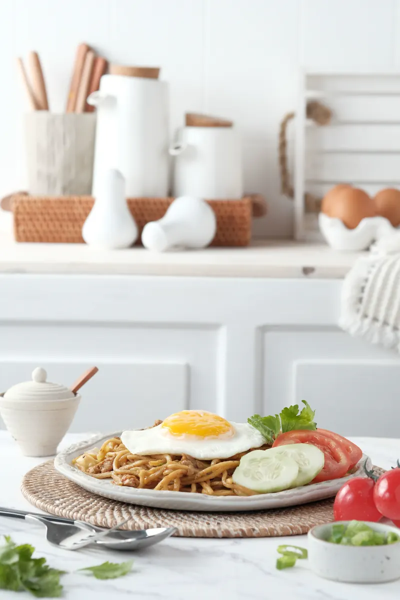 Mi goreng dengan telur di dapur