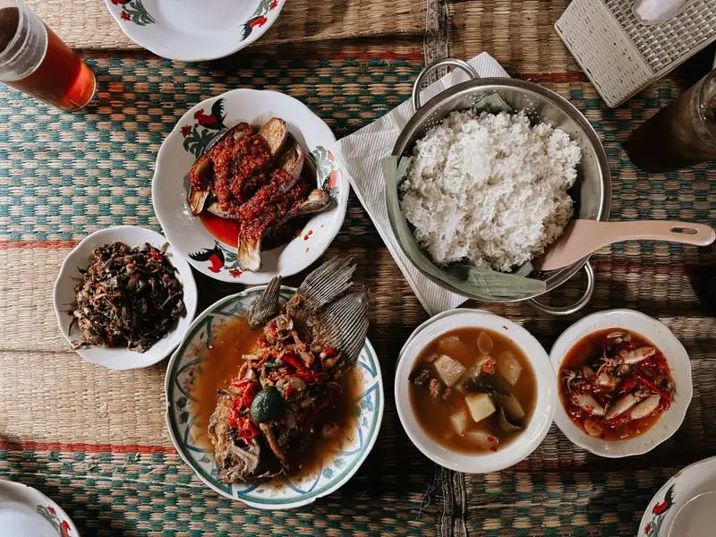 Nasi dan lauk di meja makan