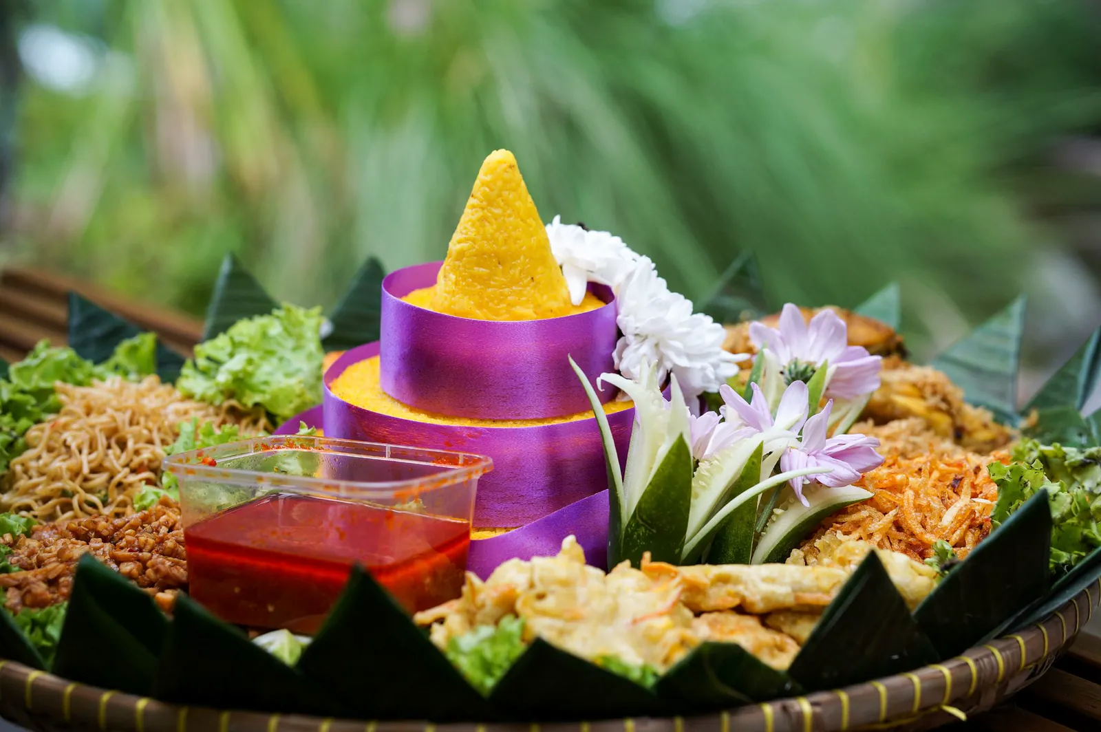 Tumpeng nasi kuning dengan lauk