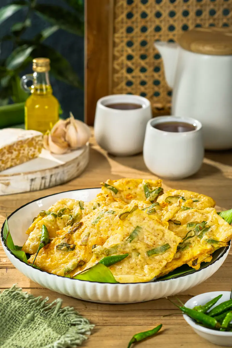 Tempe goreng dengan sambal dan teh