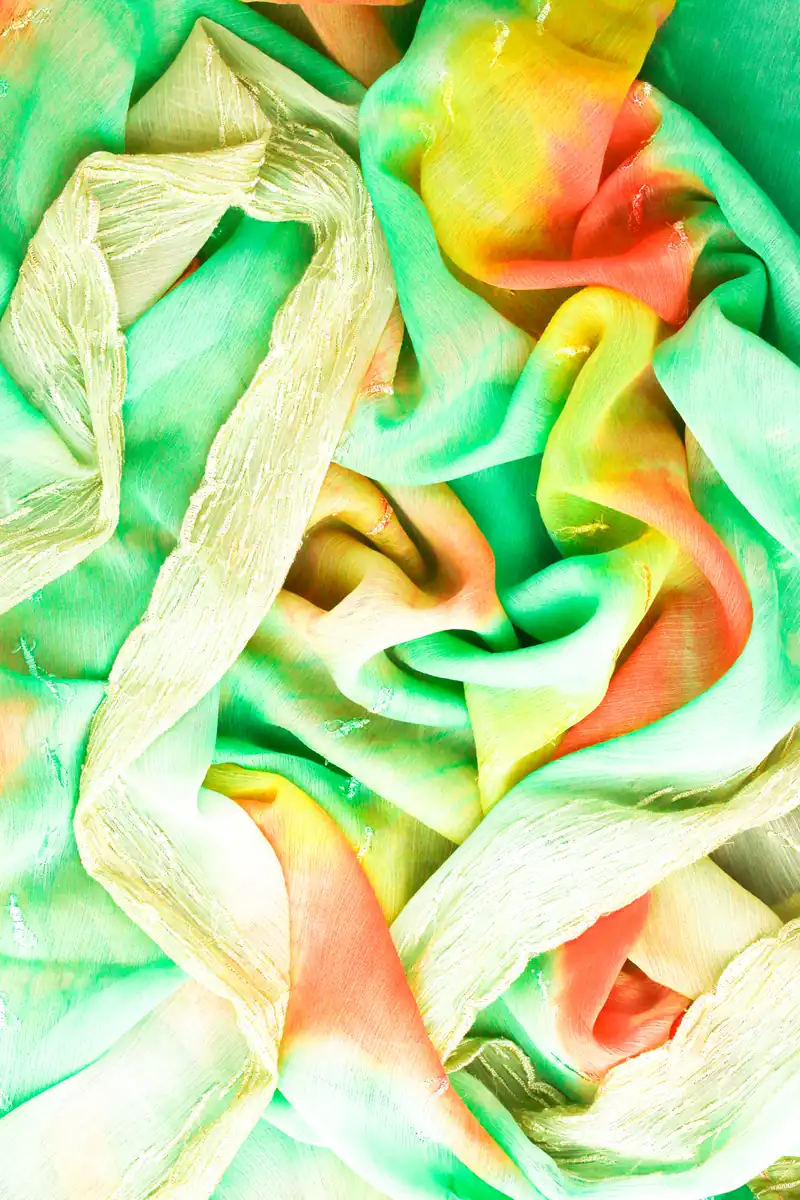 Kain mengilap warna-warni yang dilipat