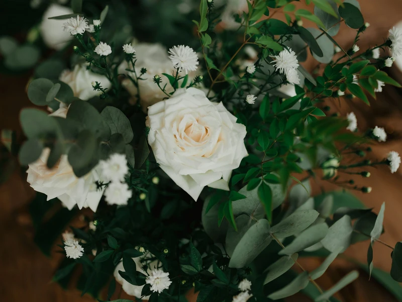 Buket mawar putih dengan daun