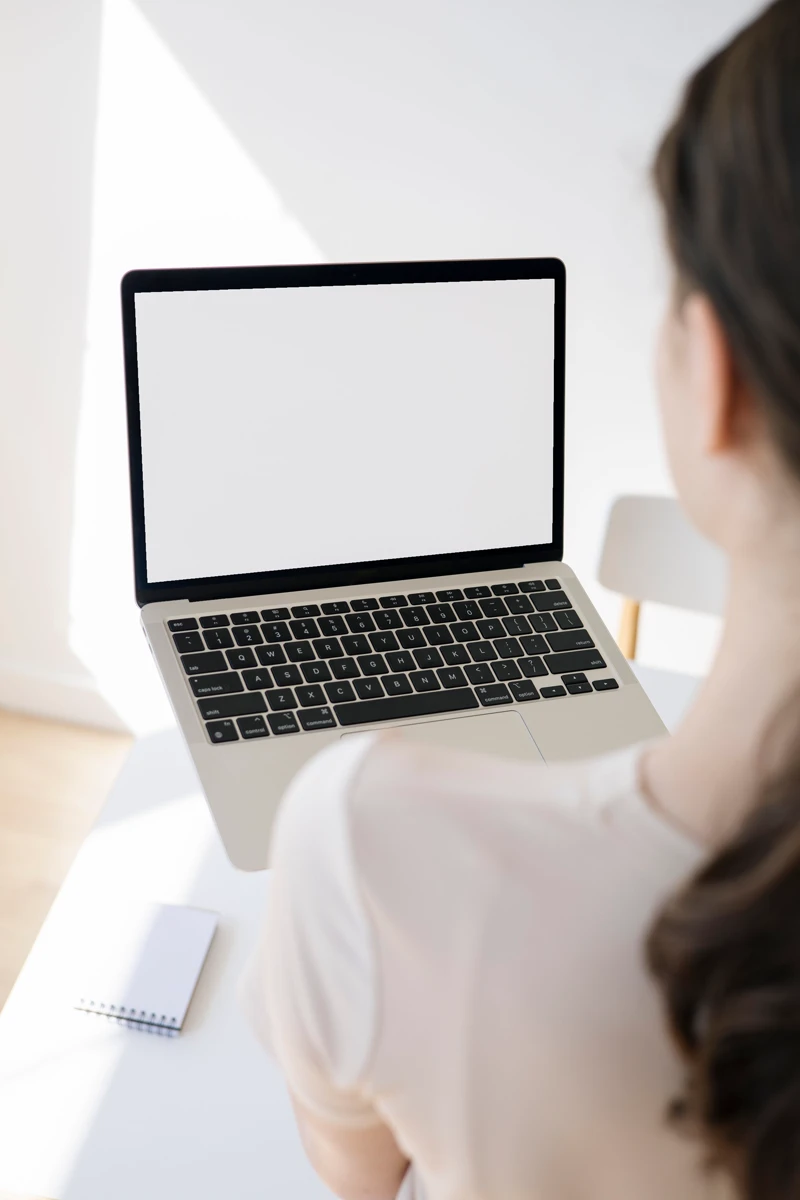 Seseorang di depan laptop dengan layar putih
