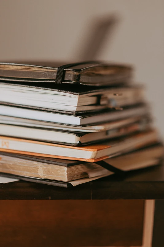 Tumpukan buku catatan tertutup