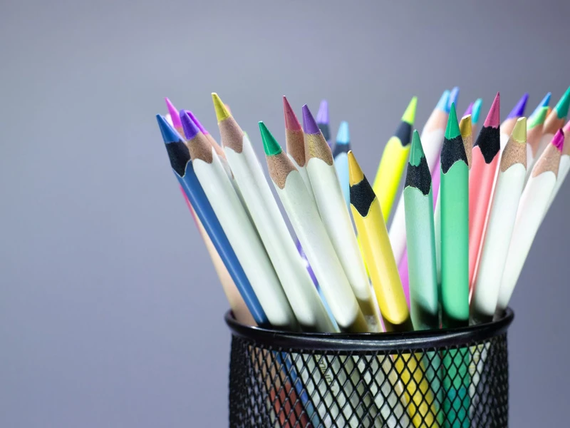 Pensil warna di dalam wadah jaring