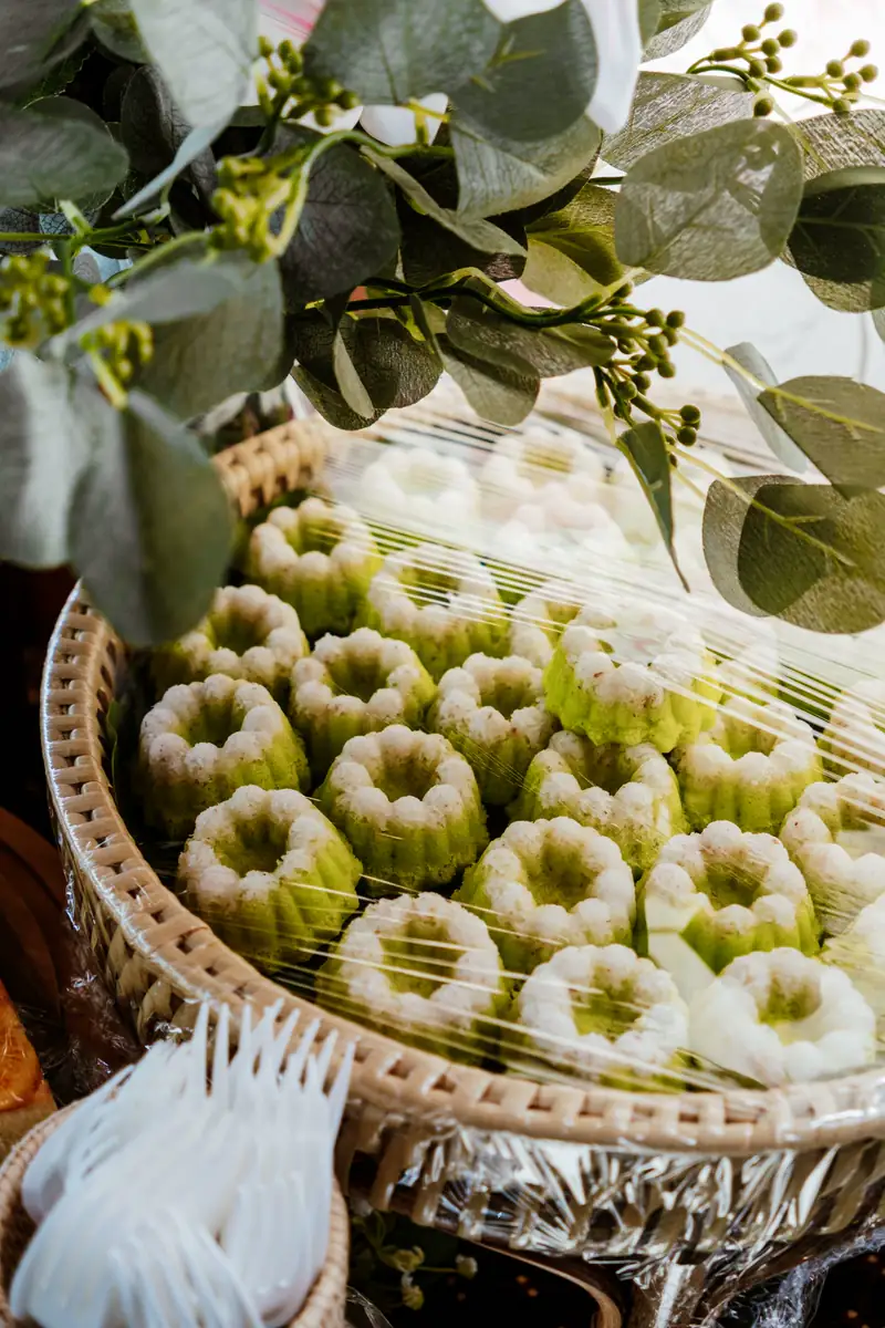 Kue putu di daun pisang