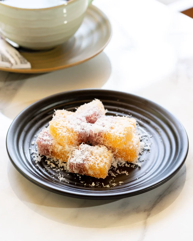 Kue singkong bertabur kelapa