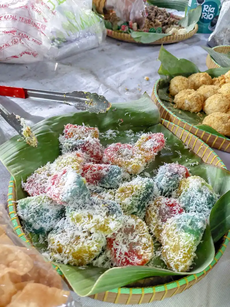 Klepon di daun dengan kelapa parut